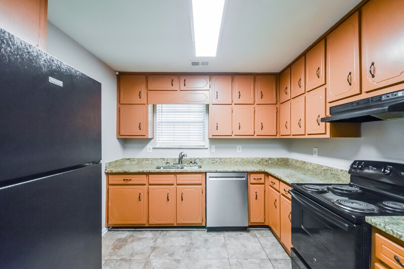 2,270/Mo, 400 Willow Ln McDonough, GA 30253 Kitchen View