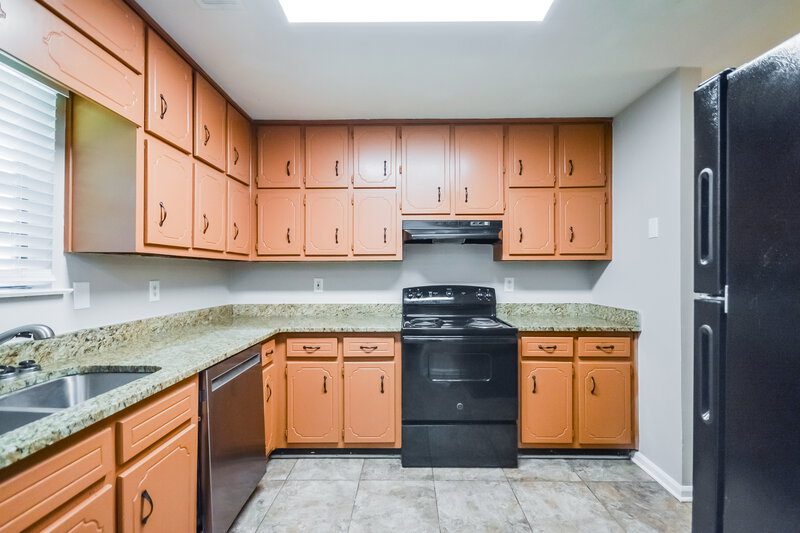 2,270/Mo, 400 Willow Ln McDonough, GA 30253 Kitchen View 2