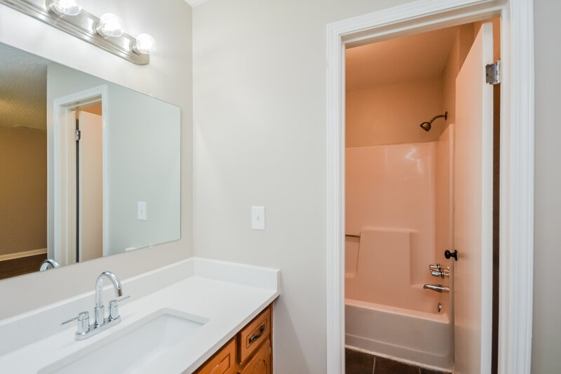 2,270/Mo, 400 Willow Ln McDonough, GA 30253 Main Bathroom View