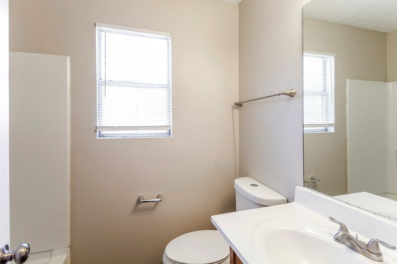 1,810/Mo, 3798 Riverside Causeway Decatur, GA 30034 Main Bathroom View