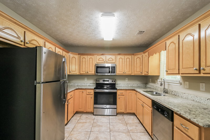 1,640/Mo, 60 Hunters Ridge Ct Covington, GA 30014 Kitchen View 2