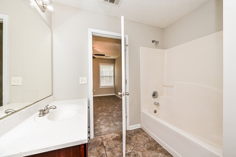 1,660/Mo, 120 Sampson Ct Covington, GA 30016 Main Bathroom View 2