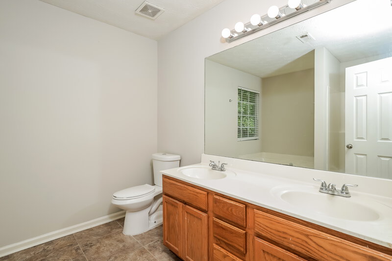 2,650/Mo, 2059 Oak Terrace Dr SE Atlanta, GA 30316 Main Bathroom View