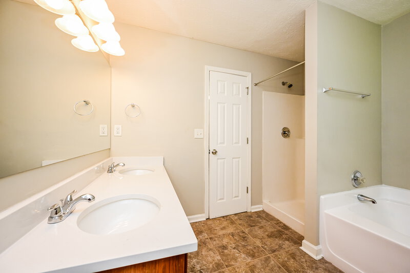 1,895/Mo, 2059 Oak Terrace Dr SE Atlanta, GA 30316 Main Bathroom View 2