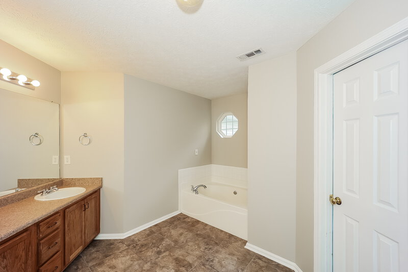 2,060/Mo, 335 Sapphire Bend Riverdale, GA 30296 Main Bathroom View