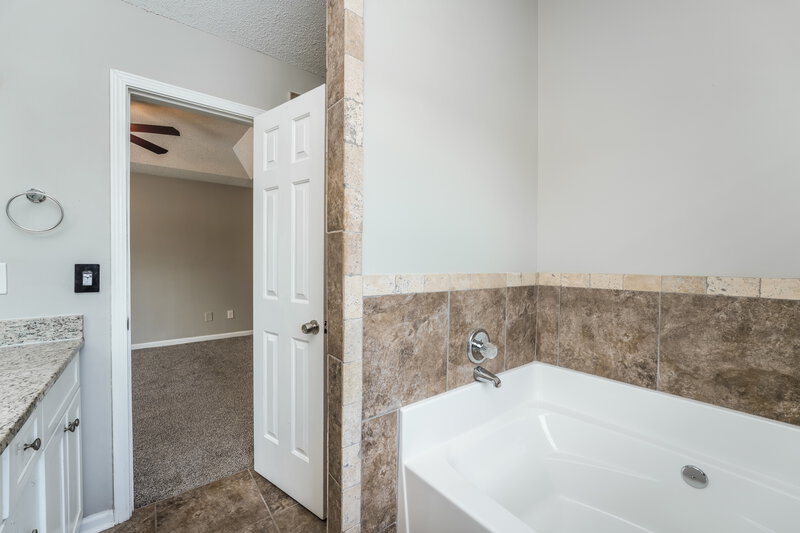 1,965/Mo, 2457 Briar Knoll Rd Lithonia, GA 30058 Main Bathroom View 2