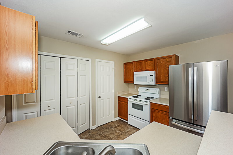 1,990/Mo, 4617 Ravenwood Loop Union City, GA 30291 Kitchen View 2
