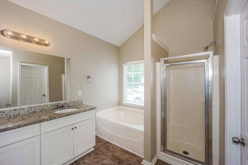 1,990/Mo, 4617 Ravenwood Loop Union City, GA 30291 Main Bathroom View