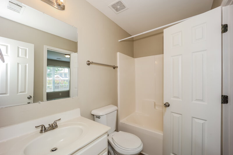 1,990/Mo, 4617 Ravenwood Loop Union City, GA 30291 Bathroom View 2