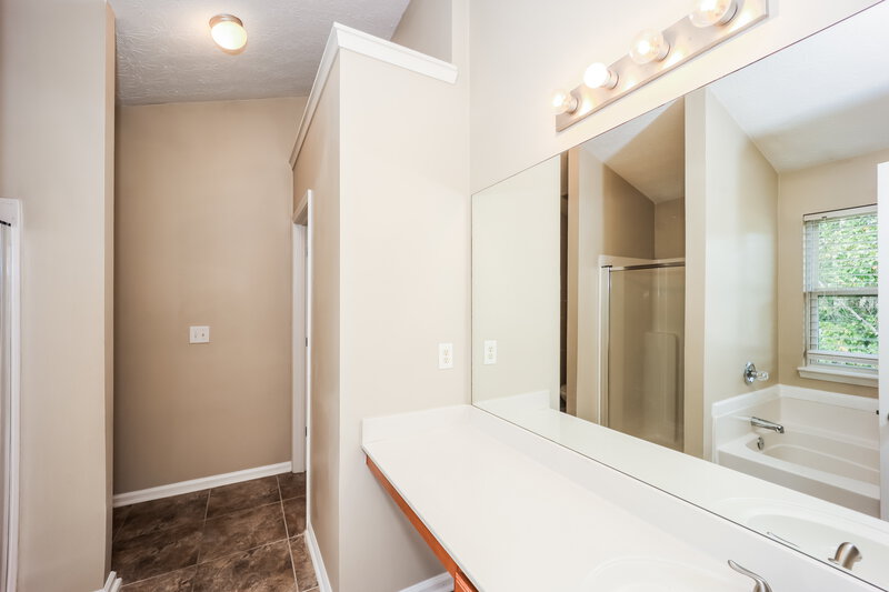 1,670/Mo, 9494 Lakeview Rd Union City, GA 30291 Main Bathroom View