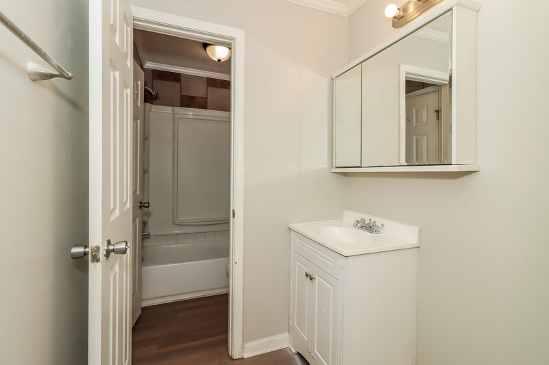 1,425/Mo, 5539 Hall Circle Union City, GA 30291 Main Bathroom View