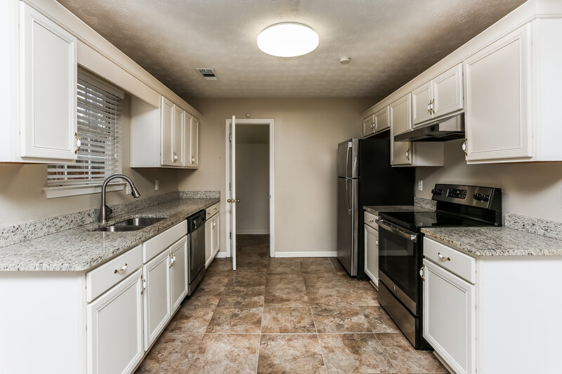 1,770/Mo, 40 Belmont Cv Covington, GA 30016 Kitchen View