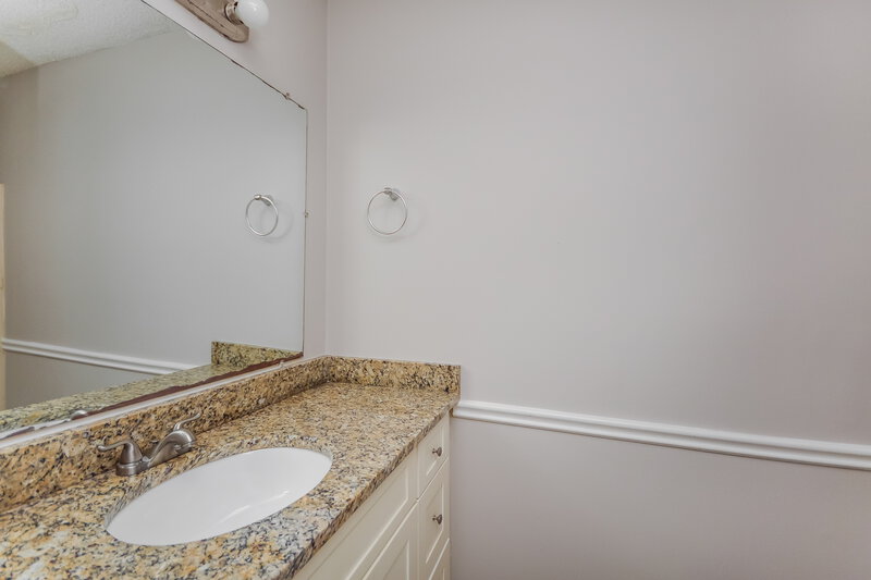 0/Mo, 2128 Summertown Dr NW Norcross, GA 30071 Main Bathroom View