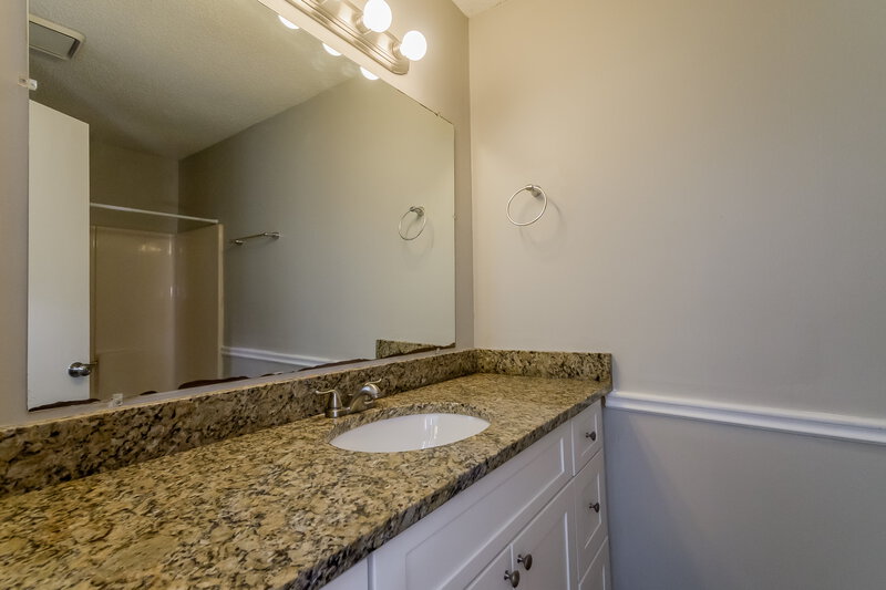 0/Mo, 2128 Summertown Dr NW Norcross, GA 30071 Master Bathroom View