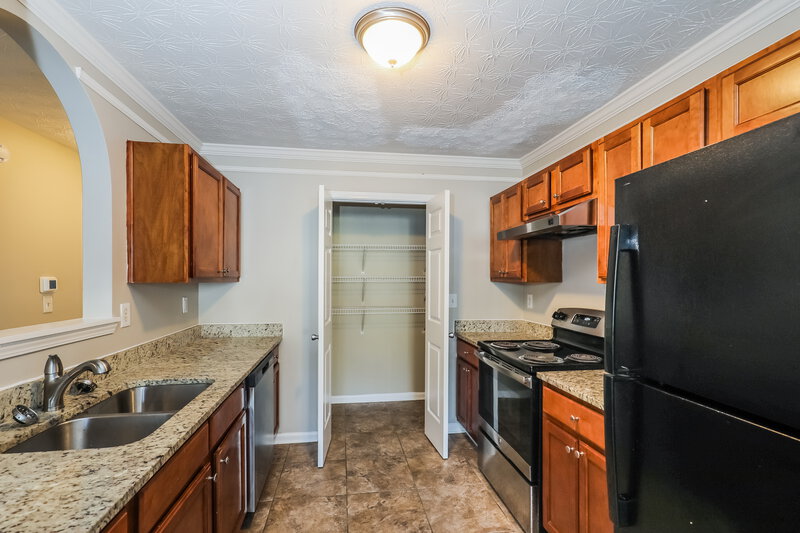 1,880/Mo, 2432 Wood Bend Ln Riverdale, GA 30296 Kitchen View