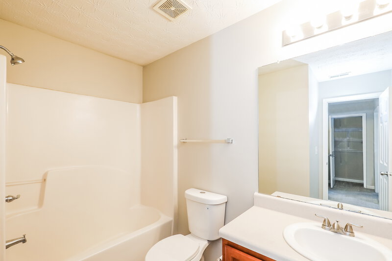 1,880/Mo, 2432 Wood Bend Ln Riverdale, GA 30296 Bathroom View