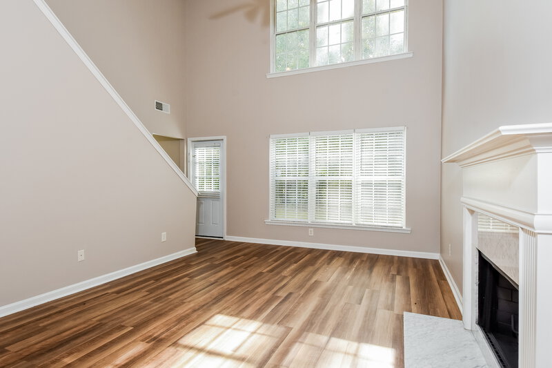 1,830/Mo, 9596 Lakeview Circle Union City, GA 30291 Living Room View 2