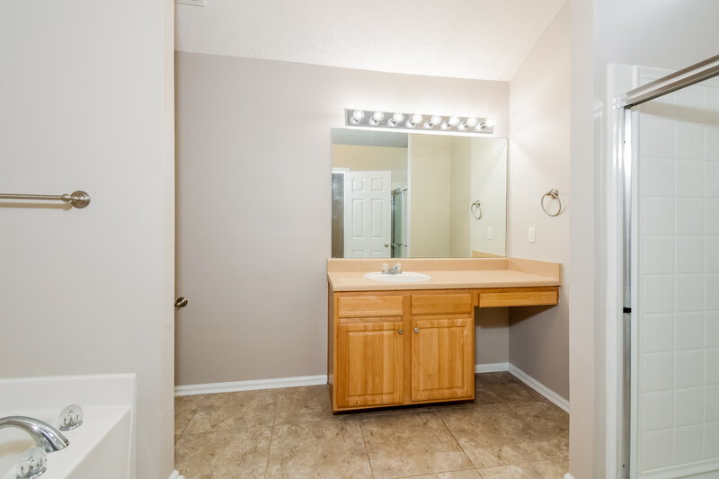 1,830/Mo, 9596 Lakeview Circle Union City, GA 30291 Main Bathroom View