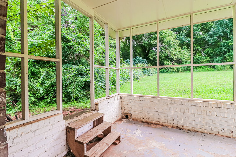 1,975/Mo, 1072 Martin Nash Rd SW Lilburn, GA 30047 Sun Room View