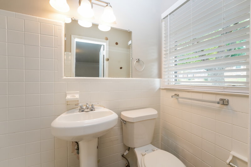 2,590/Mo, 1228 Weston Dr Decatur, GA 30032 Main Bathroom View