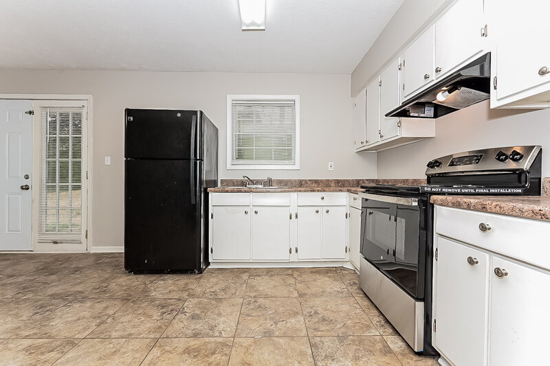 2,070/Mo, 164 Meadowlark Ln Jonesboro, GA 30236 Kitchen View 2