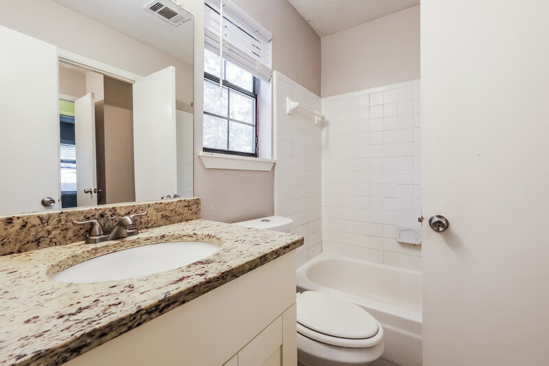 1,840/Mo, 660 Utoy Cir SW Atlanta, GA 30331 Main Bathroom View