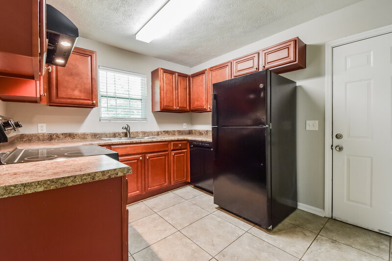 1,560/Mo, 1009 Forest Valley Dr SE Atlanta, GA 30354 Kitchen View 2