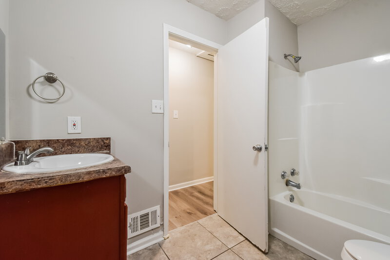 1,560/Mo, 1009 Forest Valley Dr SE Atlanta, GA 30354 Main Bathroom View