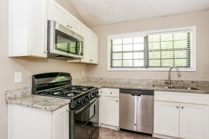 1,985/Mo, 900 Turtle Bend Ln College Park, GA 30349 Kitchen View 2
