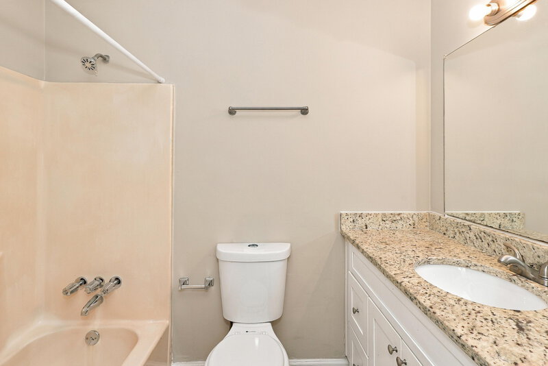 0/Mo, 900 Turtle Bend Ln College Park, GA 30349 Bathroom View
