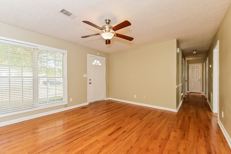 1,550/Mo, 90 Glenn Burnie Dr Stockbridge, GA 30281 Living Room View 2