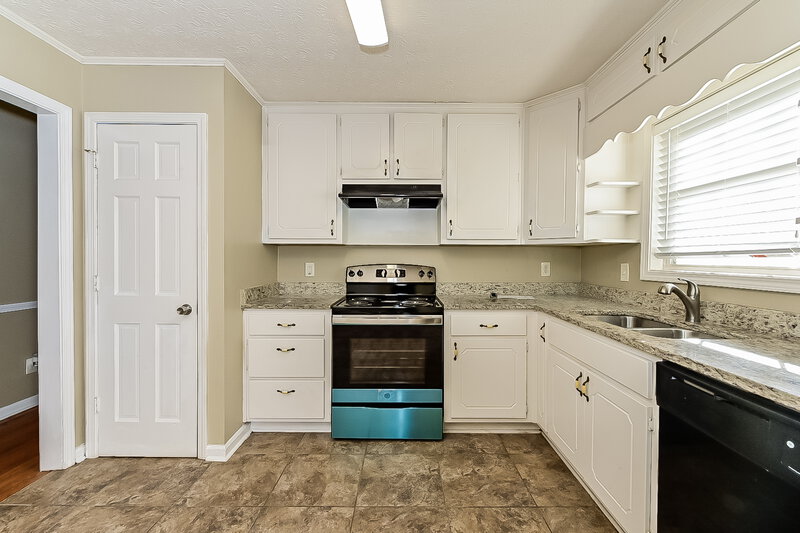 1,550/Mo, 90 Glenn Burnie Dr Stockbridge, GA 30281 Kitchen View