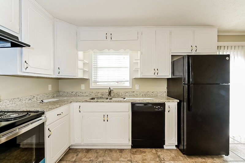 1,550/Mo, 90 Glenn Burnie Dr Stockbridge, GA 30281 Kitchen View 2