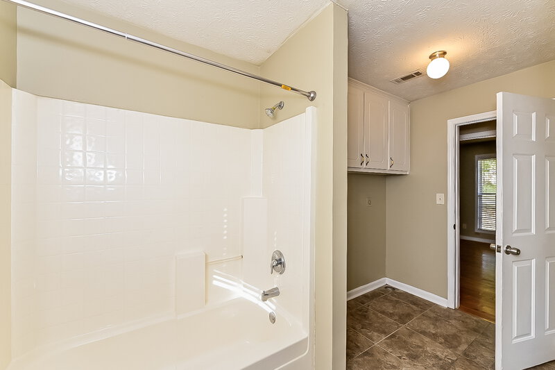 1,550/Mo, 90 Glenn Burnie Dr Stockbridge, GA 30281 Main Bathroom View