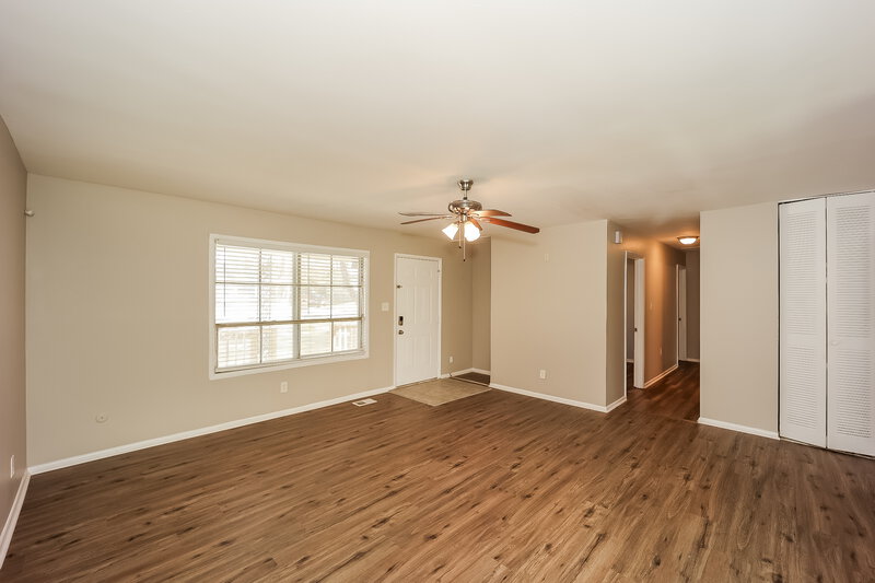 0/Mo, 891 Kennesaw Dr Forest Park, GA 30297 Living Room View 3