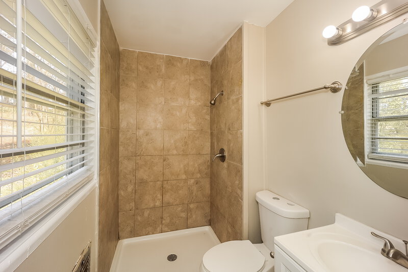 0/Mo, 891 Kennesaw Dr Forest Park, GA 30297 Main Bathroom View
