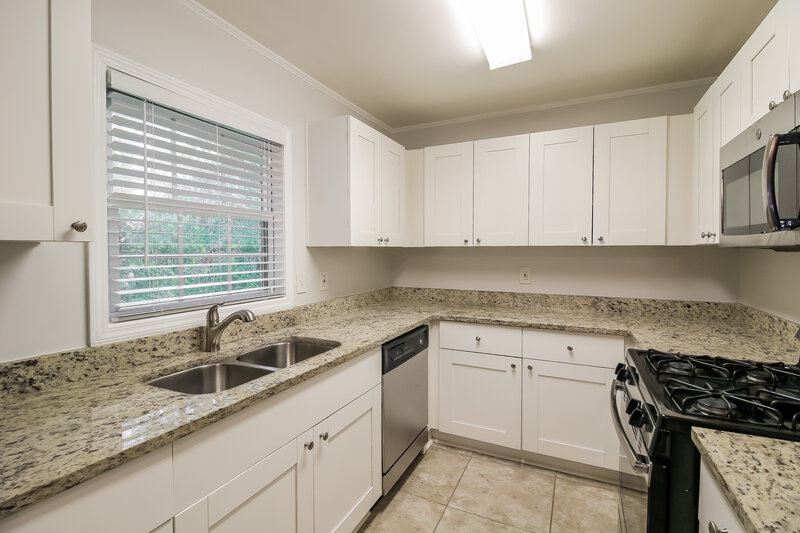 1,570/Mo, 8310 Hilltop Rd Jonesboro, GA 30236 Kitchen View 2