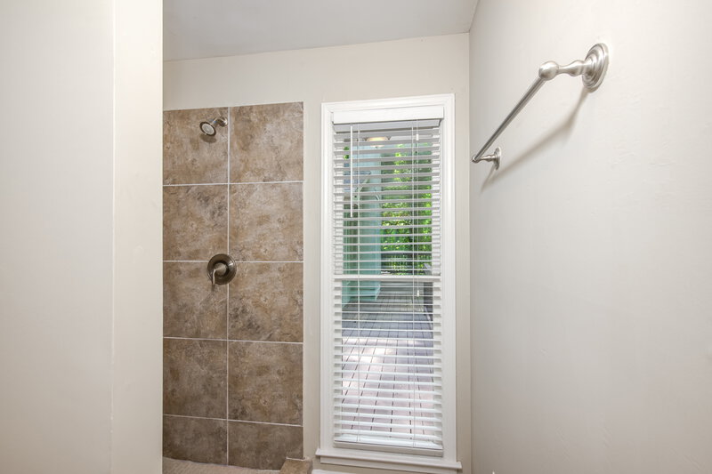 2,830/Mo, 4765 Banner Elk Dr Stone Mountain, GA 30083 Main Bathroom View