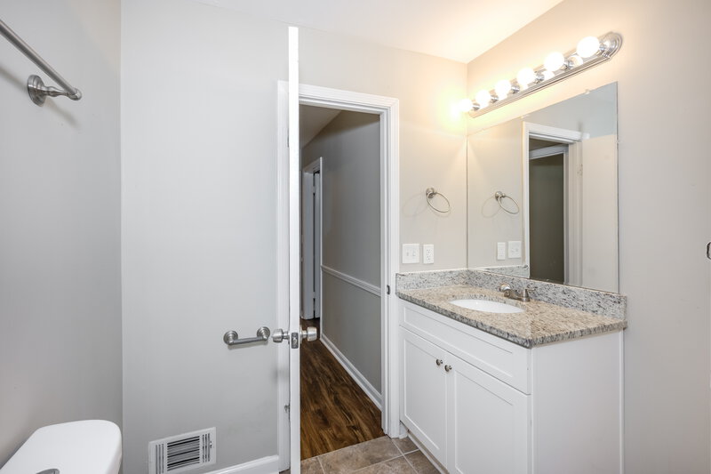 2,830/Mo, 4765 Banner Elk Dr Stone Mountain, GA 30083 Main Bathroom View 2