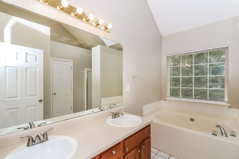 2,470/Mo, 109 Belle Chase Dallas, GA 30157 Main Bathroom View