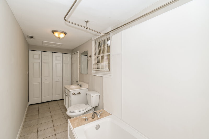 2,120/Mo, 1457 WADLEY Avenue Atlanta, GA 30344 Main Bathroom View