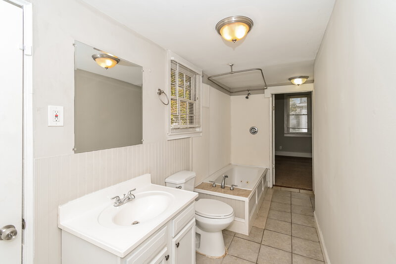 2,120/Mo, 1457 WADLEY Avenue Atlanta, GA 30344 Main Bathroom View 2