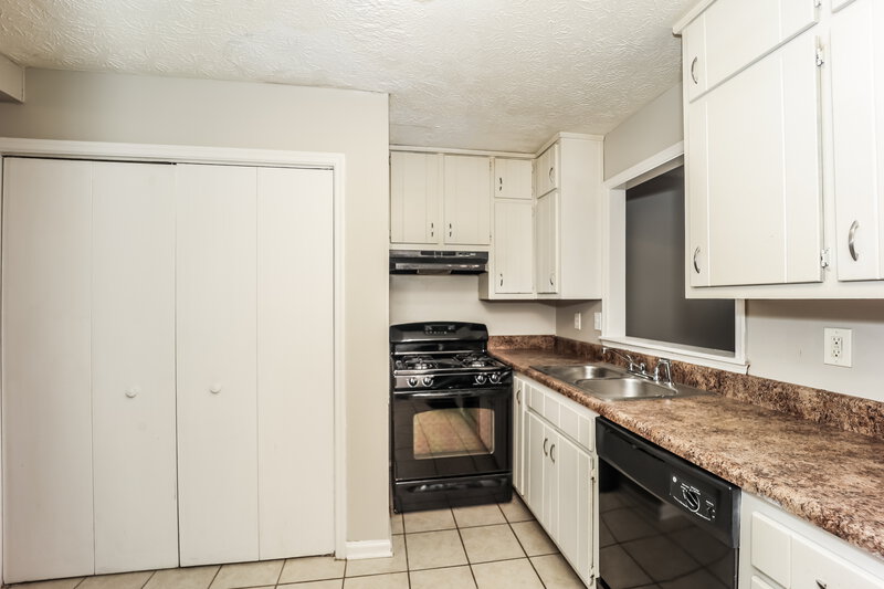 1,490/Mo, 2068 Sitser Ln Atlanta, GA 30349 Kitchen View