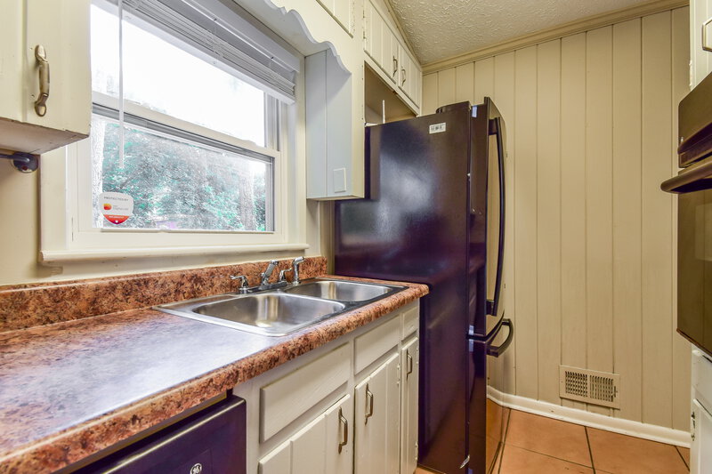 0/Mo, 201 LYDIA DR Atlanta, GA 30315 Kitchen View 2