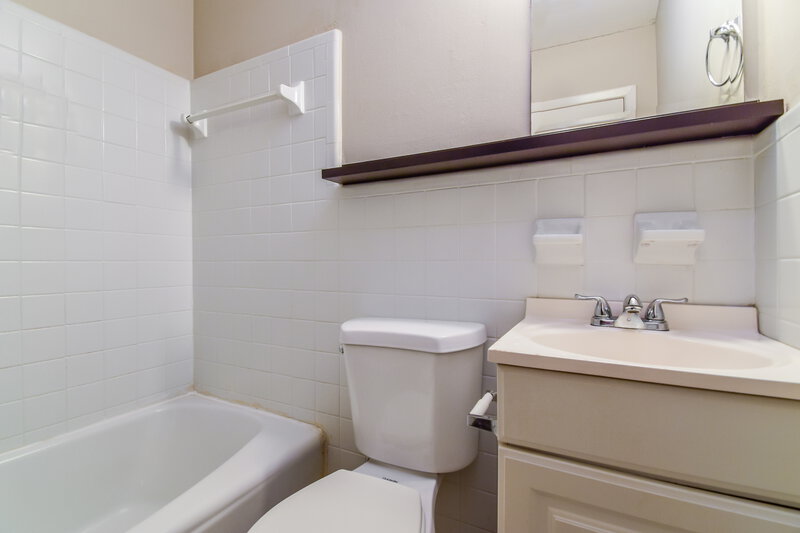 0/Mo, 201 LYDIA DR Atlanta, GA 30315 Main Bathroom View