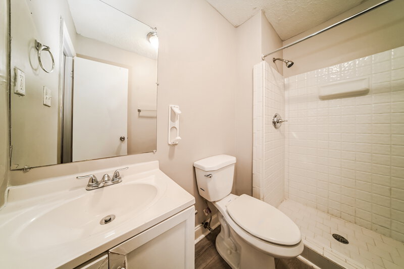 1,830/Mo, 2232 DORAL Court Atlanta, GA 30331 Main Bathroom View