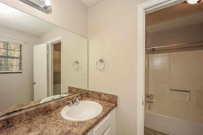 1,805/Mo, 2465 FAIRWAY Circle SW Atlanta, GA 30331 Main Bathroom View