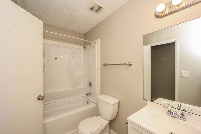 1,805/Mo, 2465 FAIRWAY Circle SW Atlanta, GA 30331 Bathroom View
