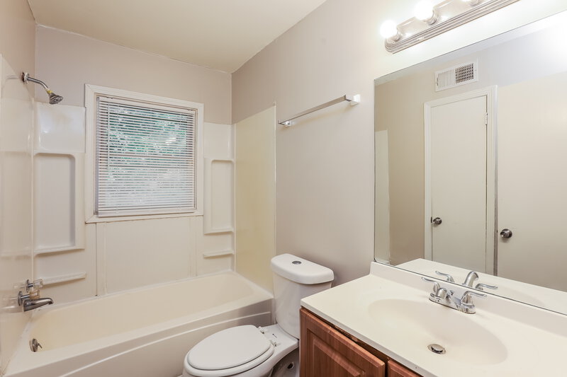 1,850/Mo, 2743 Argyle Dr NW Atlanta, GA 30318 Main Bathroom View