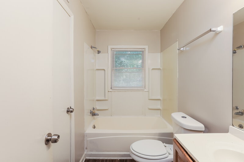 1,850/Mo, 2743 Argyle Dr NW Atlanta, GA 30318 Bathroom View
